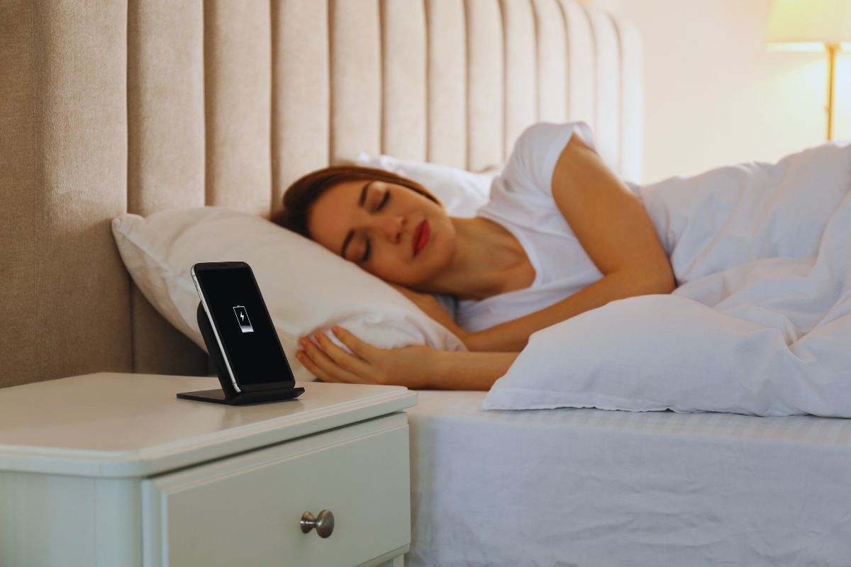 perché non mettere il cellulare accanto al letto