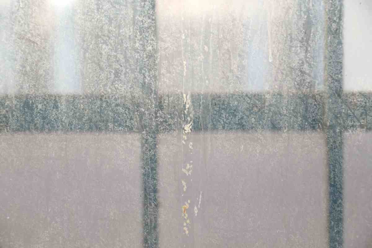 combattere gli aloni sui vetri